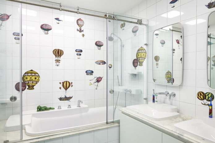 Dekorative Wandaufkleber im Badezimmer