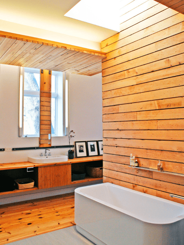Euro-Futter an der Wand im Badezimmer