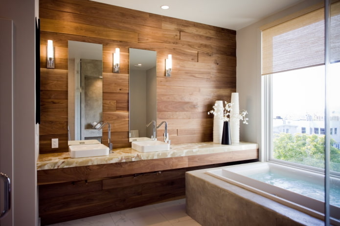 Laminat an der Wand im Badezimmer