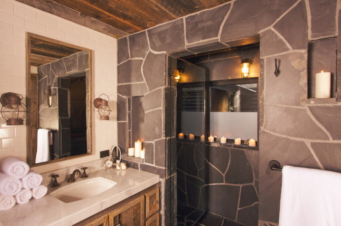 Stein an der Wand im Badezimmer