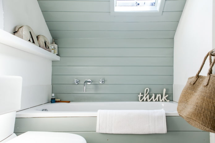 PVC-Platten an der Wand im Badezimmer