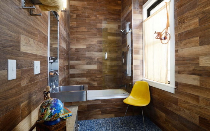 Linoleum an den Wänden im Badezimmer