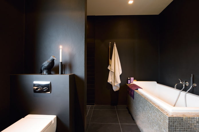 schwarze Wände im Badezimmerinterieur