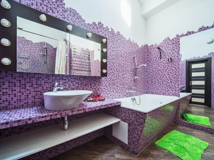 Fliederwände im Badezimmer