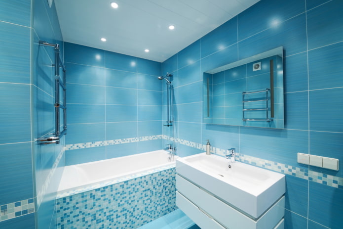 Blaue Wände im Badezimmerinterieur