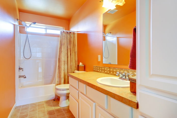 orange Wände im Badezimmer