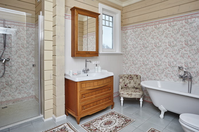 Wandgestaltung im Badezimmer im Provence-Stil