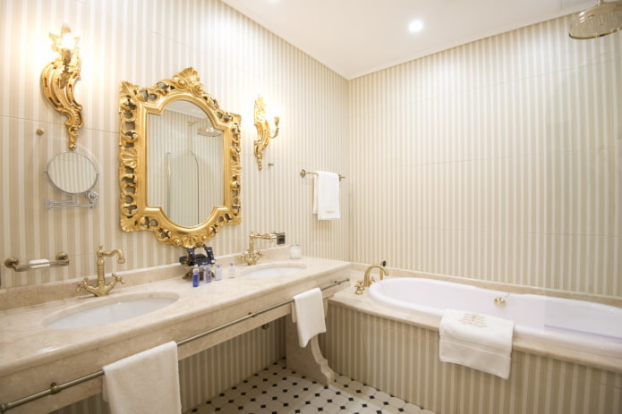 Wandgestaltung im Badezimmer im klassischen Stil
