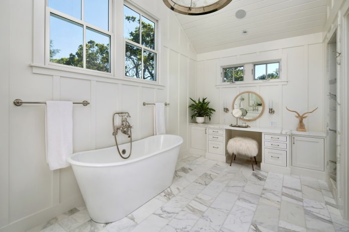 weiße Wände in das Badezimmerinterieur