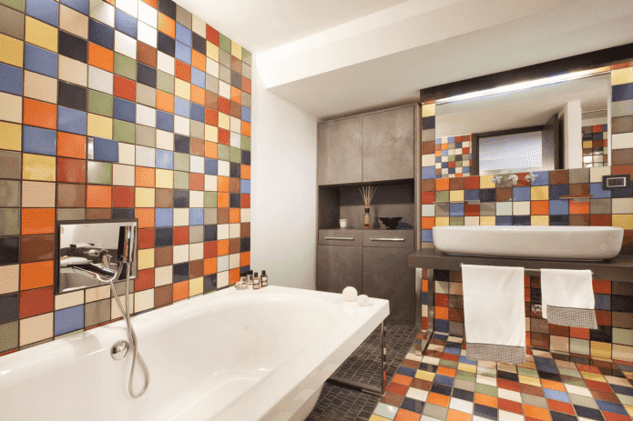Fliesen an den Wänden im Badezimmer