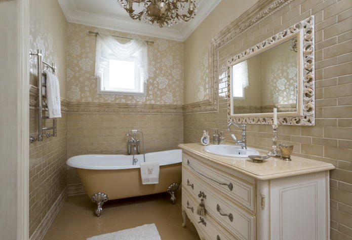 Wandgestaltung im Badezimmer im klassischen Stil
