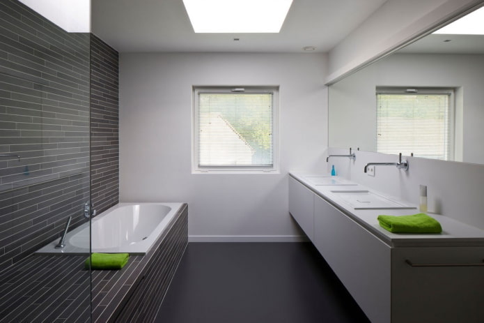 weiße Wände im Badezimmer