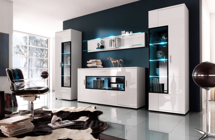 Wand im Wohnzimmer-Interieur im High-Tech-Stil