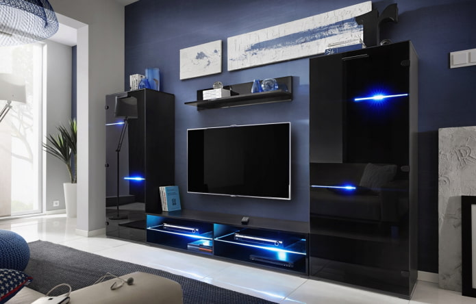 Wand im Wohnzimmer-Interieur im High-Tech-Stil