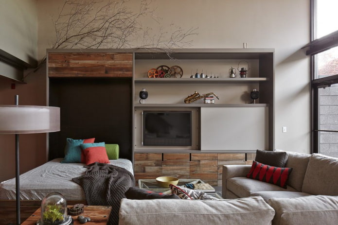 Wand im Wohnzimmer-Interieur im Loft-Stil