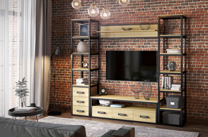 Wand im Wohnzimmer-Interieur im Loft-Stil
