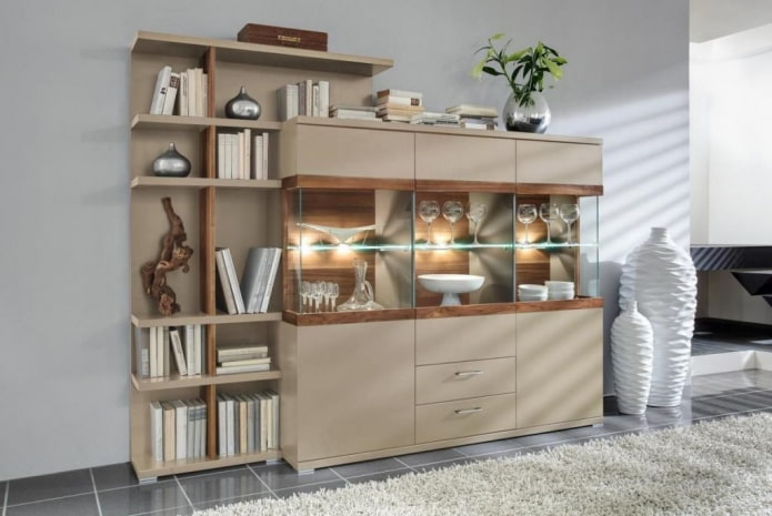 Wand für Geschirr im Wohnzimmer