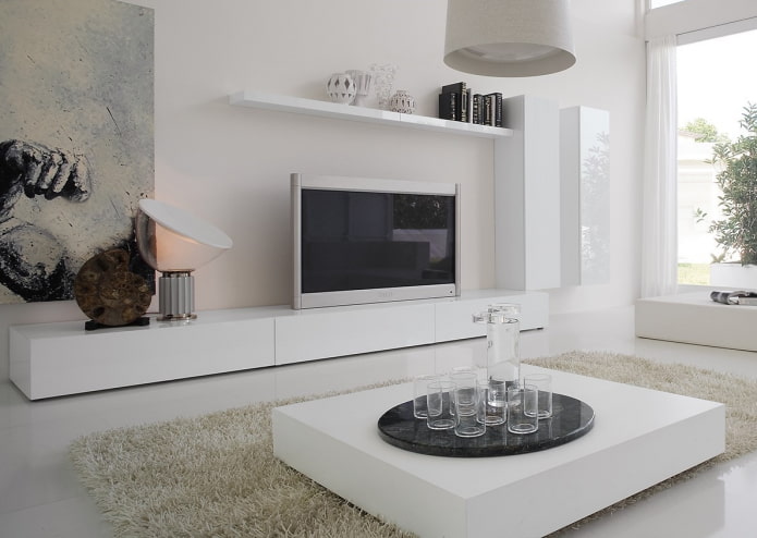 Wand im Wohnzimmerinterieur im minimalistischen Stil
