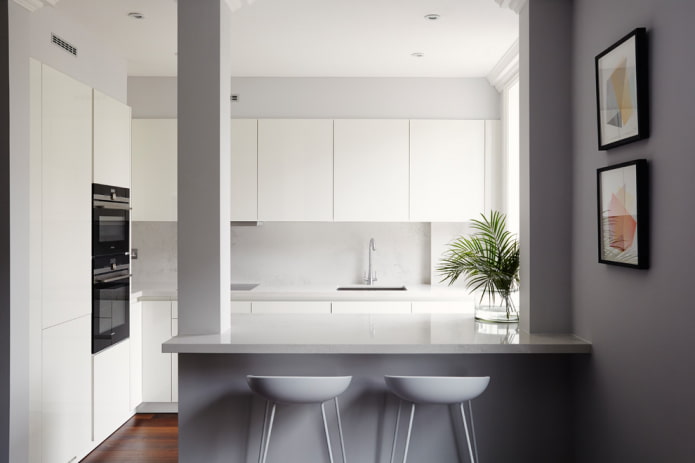 weiße und graue Wände in einem minimalistischen Interieur
