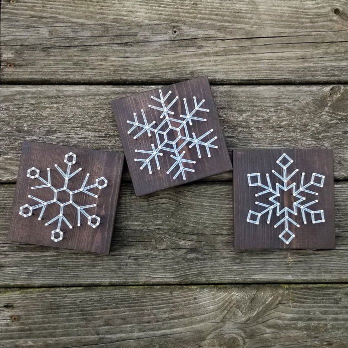 Schneeflocken aus Nägeln und Fäden