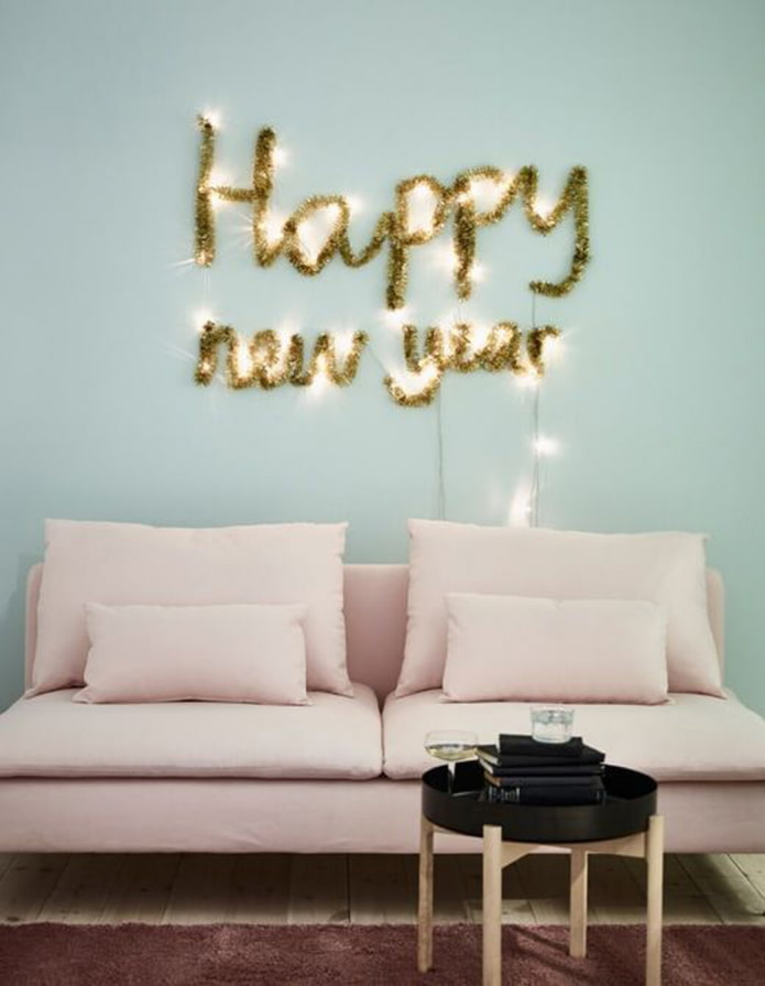 Inschrift mit einer Girlande an der Wand