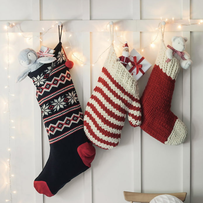 Weihnachtssocken und ein Fäustling als Geschenk