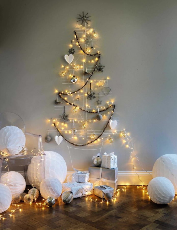 Weihnachtsbaum an der Wand aus Girlande