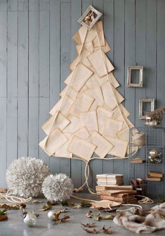 Weihnachtsbaum an der Wand aus Buchseiten