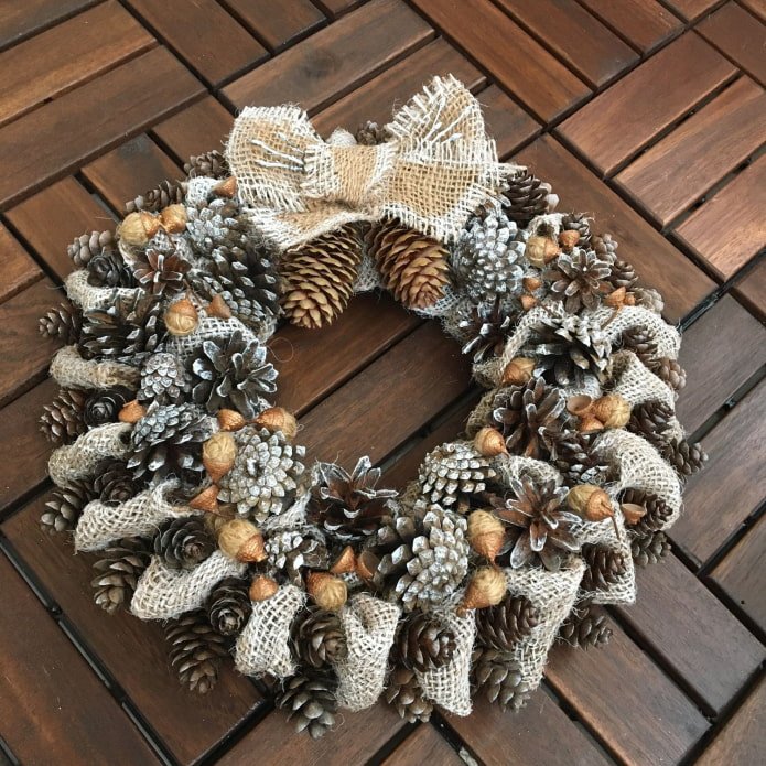 Weihnachtskranz aus Sackleinen und Tannenzapfen