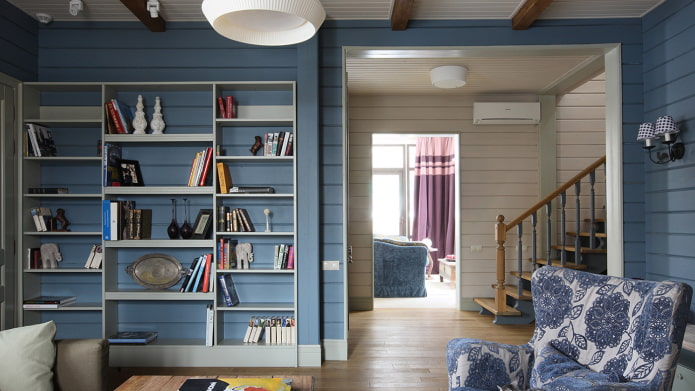blau gestrichene Täfelung in einem Holzhaus