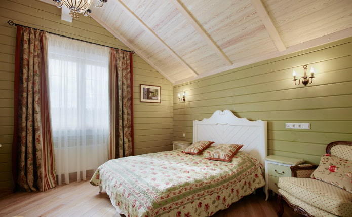 hellgrün gestrichene Täfelung in einem Schlafzimmer