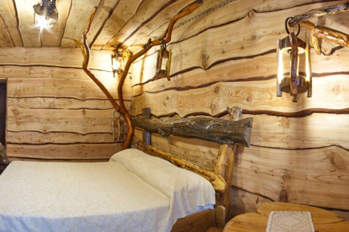 Schlafzimmer-Ausstattung mit unbesäumten Brettern