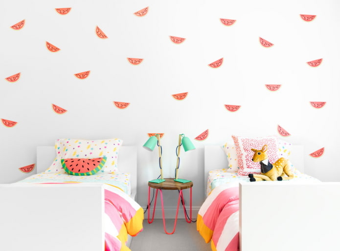 Tapete an der Wand im Inneren des Kinderzimmers