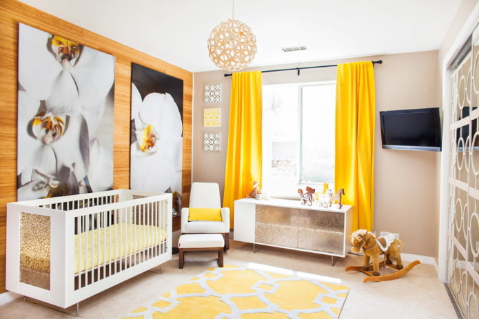 Bilder an der Wand im Inneren des Kinderzimmers