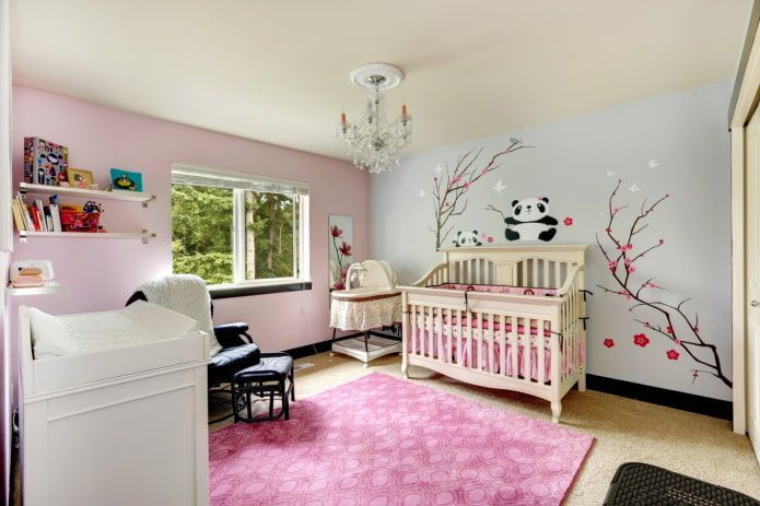 Dekor über dem Bett im Kinderzimmer