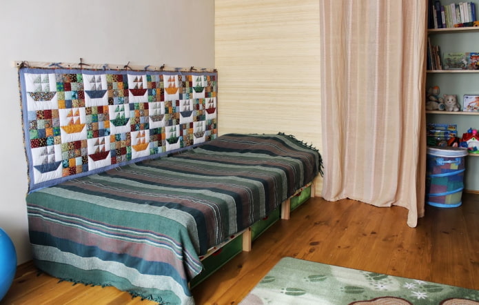 Teppich an der Wand im Kinderzimmer