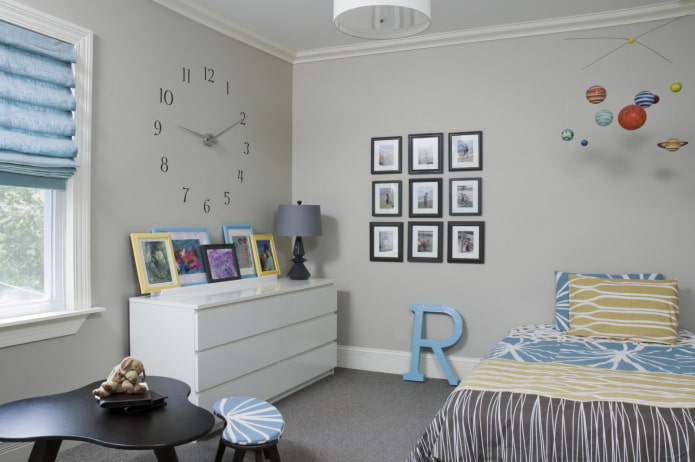 Fotos an der Wand im Inneren des Kinderzimmers