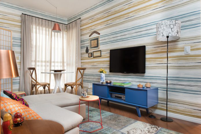 Tapete mit Streifen im Wohnzimmer