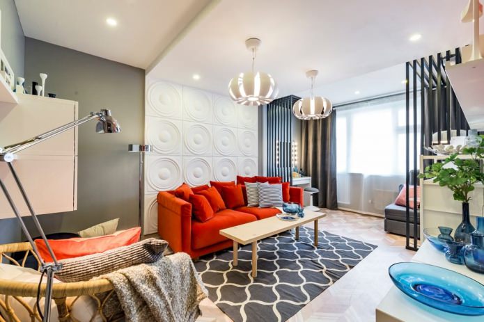 helles Sofa im Wohnzimmer