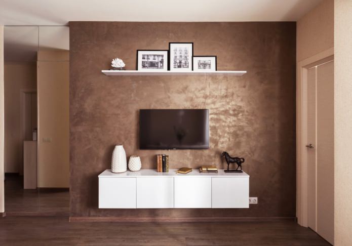 Brauner Putz an der Wand neben dem Fernseher