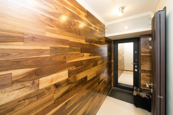 Laminat an der Wand im Flur