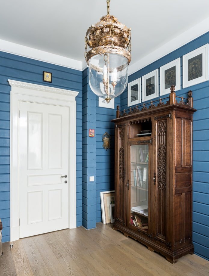 blaue Wanddekoration im Flur