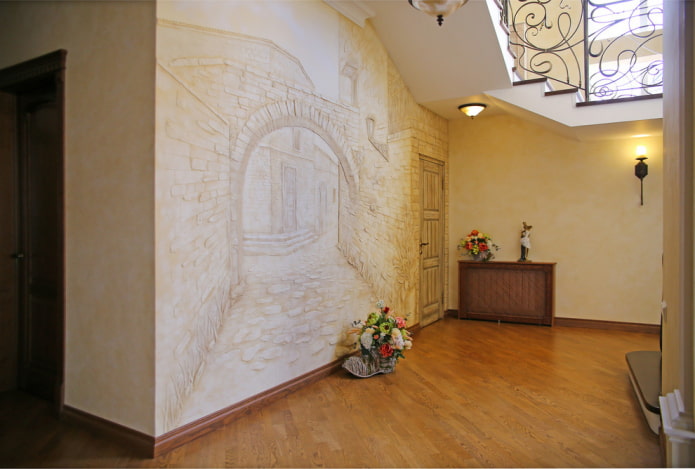 Flachrelief an der Wand im Flur