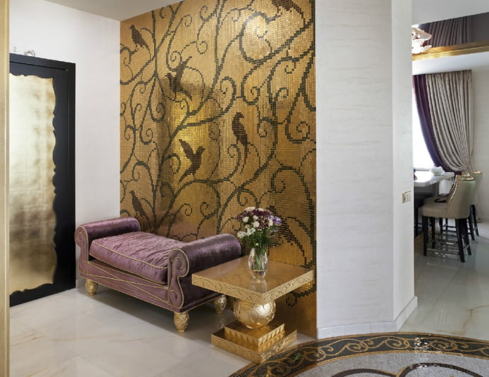 Mosaik an der Wand im Inneren des Flurs
