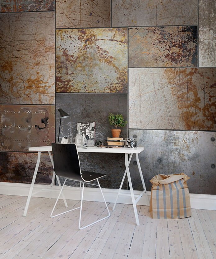Metallpaneele an der Wand