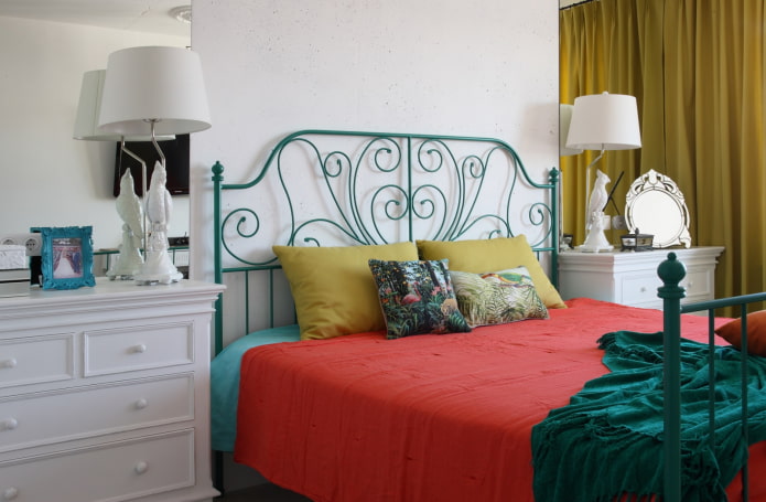 türkisfarbenes Bett im Schlafzimmer