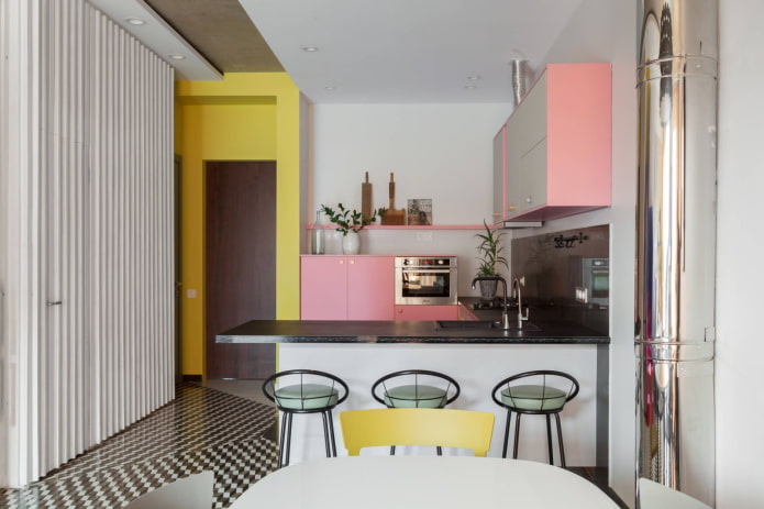 Rosa und Gelb im Kücheninterieur