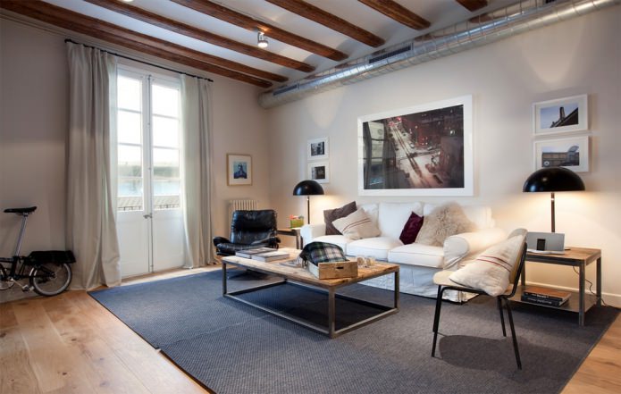 weiße Decke mit Brettern verkleidet