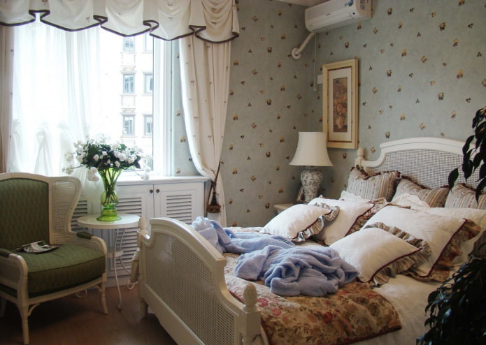 Schlafzimmer mit Textilien im Landhausstil