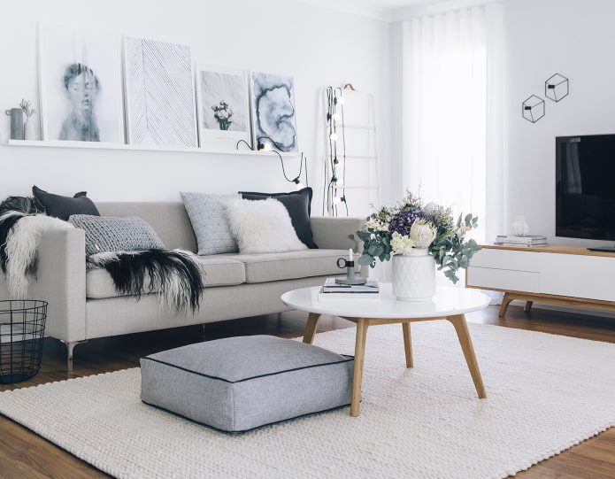 Regal mit Bildern über dem Sofa